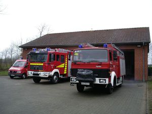 Fahrzeuge der Feuerwehr Breitenfelde vor dem Feuerwehrhaus